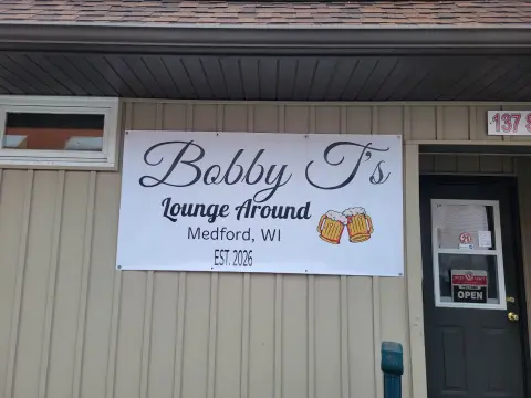 Bobby T's Lounge Around